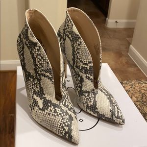 Steve Madden Deviate Snake sz 7 Bootie